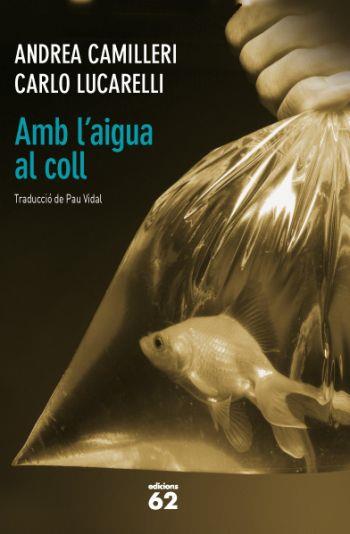 AMB L'AIGUA AL COLL | 9788429768756 | ANDREA CAMILLERI/LUCARELLI CARLO | Llibreria La Font de Mimir - Llibreria online Barcelona - Comprar llibres català i castellà