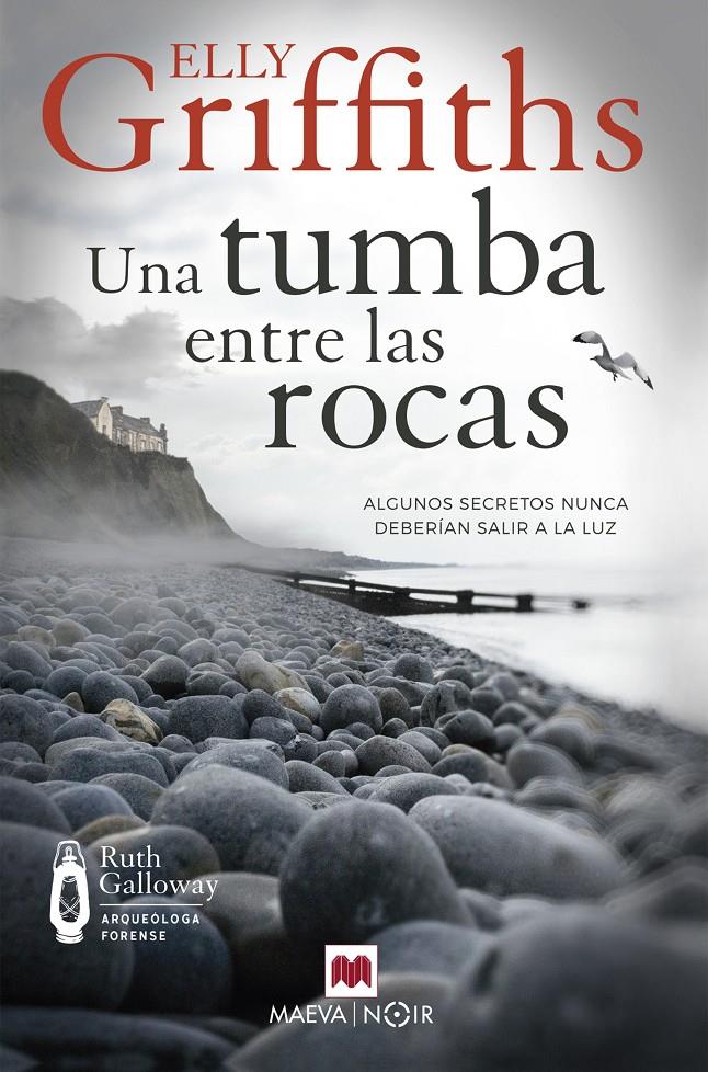 UNA TUMBA ENTRE LAS ROCAS | 9788419110121 | GRIFFITHS, ELLY | Llibreria La Font de Mimir - Llibreria online Barcelona - Comprar llibres català i castellà