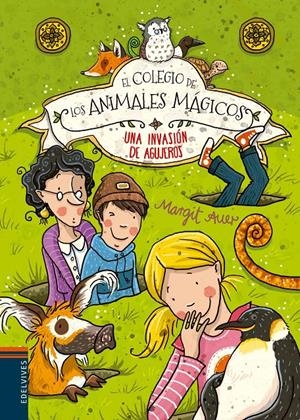 EL COLEGIO DE LOS ANIMALES MÁGICOS - UNA ENVASIÓN DE AGUJEROS | 9788426398499 | MARGIT AUER | Llibreria La Font de Mimir - Llibreria online Barcelona - Comprar llibres català i castellà
