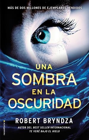 UNA SOMBRA EN LA OSCURIDAD | 9788416700707 | BRYNDZA, ROBERT | Llibreria La Font de Mimir - Llibreria online Barcelona - Comprar llibres català i castellà