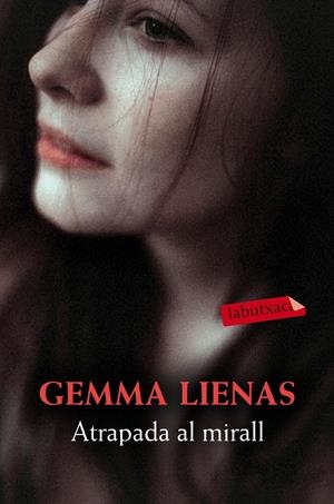 ATRAPADA AL MIRALL | 9788417031176 | LIENAS, GEMMA | Llibreria La Font de Mimir - Llibreria online Barcelona - Comprar llibres català i castellà