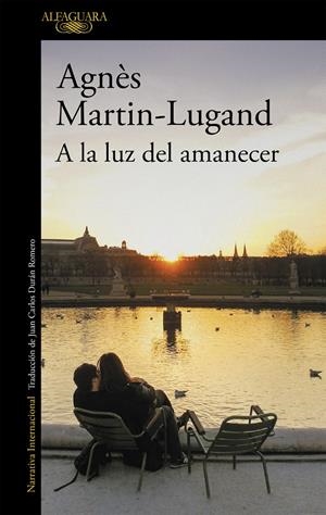 A LA LUZ DEL AMANECER | 9788420437996 | MARTIN-LUGAND, AGNÈS | Llibreria La Font de Mimir - Llibreria online Barcelona - Comprar llibres català i castellà