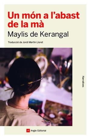 UN MÓN A L'ABAST DE LA MÀ | 9788417214814 | DE KERANGAL, MAYLIS | Llibreria La Font de Mimir - Llibreria online Barcelona - Comprar llibres català i castellà