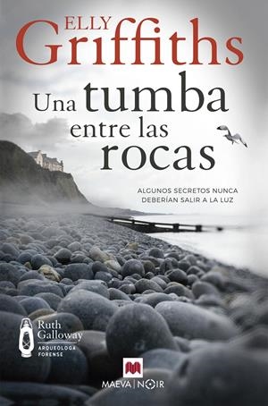 UNA TUMBA ENTRE LAS ROCAS | 9788419110121 | GRIFFITHS, ELLY | Llibreria La Font de Mimir - Llibreria online Barcelona - Comprar llibres català i castellà
